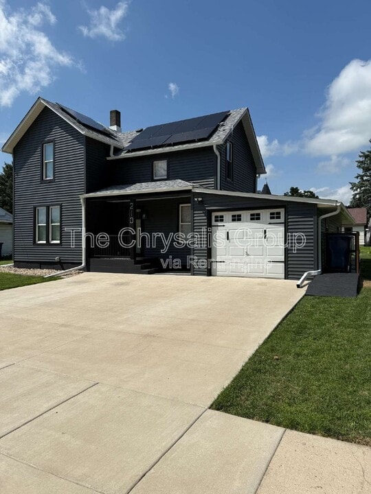 210 E Farnham St in Sheffield, IL - Building Photo