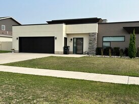 3955 Ivy Dr in Grand Forks, ND - Building Photo