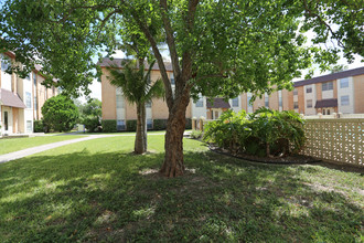 Jefferson Square Apartments in Brownsville, TX - Foto de edificio - Building Photo