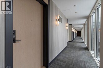 150 Sabina Dr in Oakville, ON - Building Photo - Building Photo