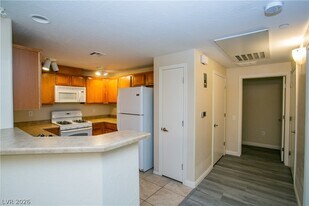 6868 Sky Pointe Dr in Las Vegas, NV - Building Photo