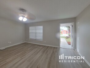 405 Silver Hill Dr in Valrico, FL - Building Photo - Building Photo