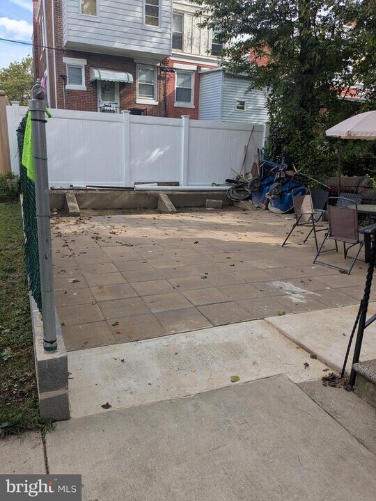 539 W Olney Ave in Philadelphia, PA - Building Photo