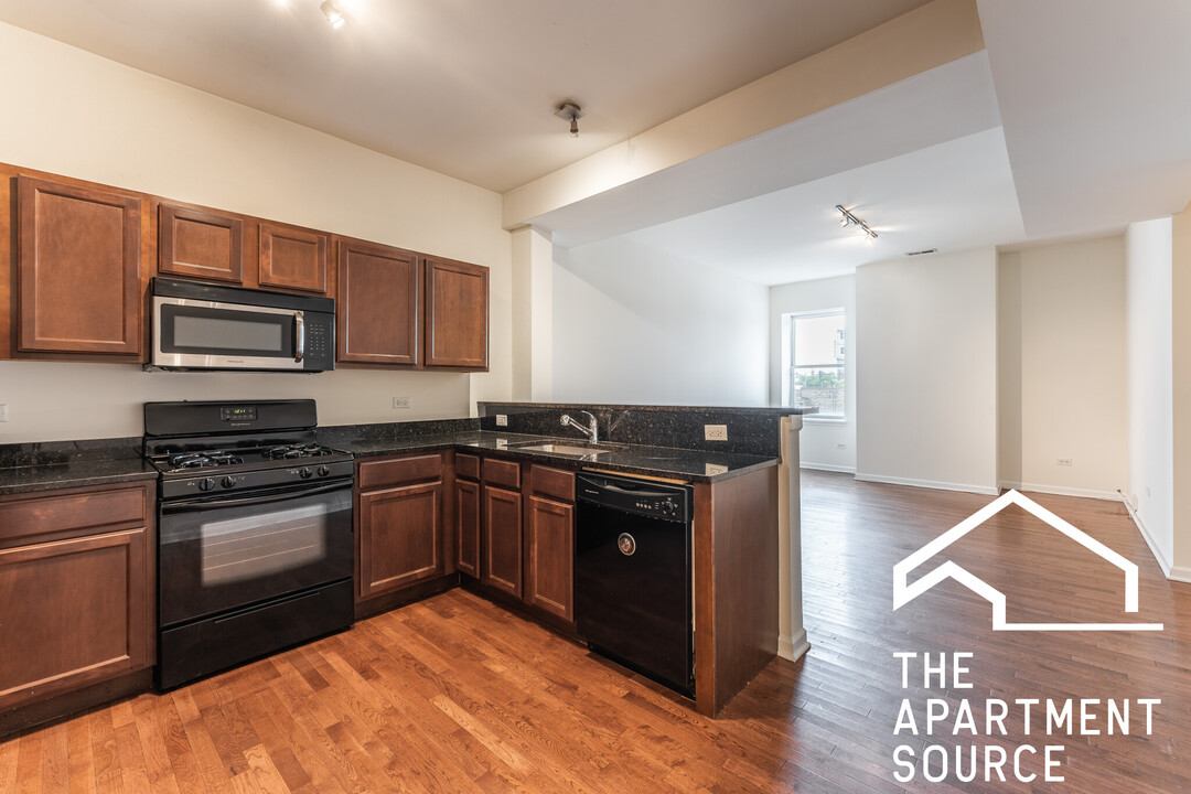 4217 W Irving Park Rd, Unit 3c in Chicago, IL - Building Photo