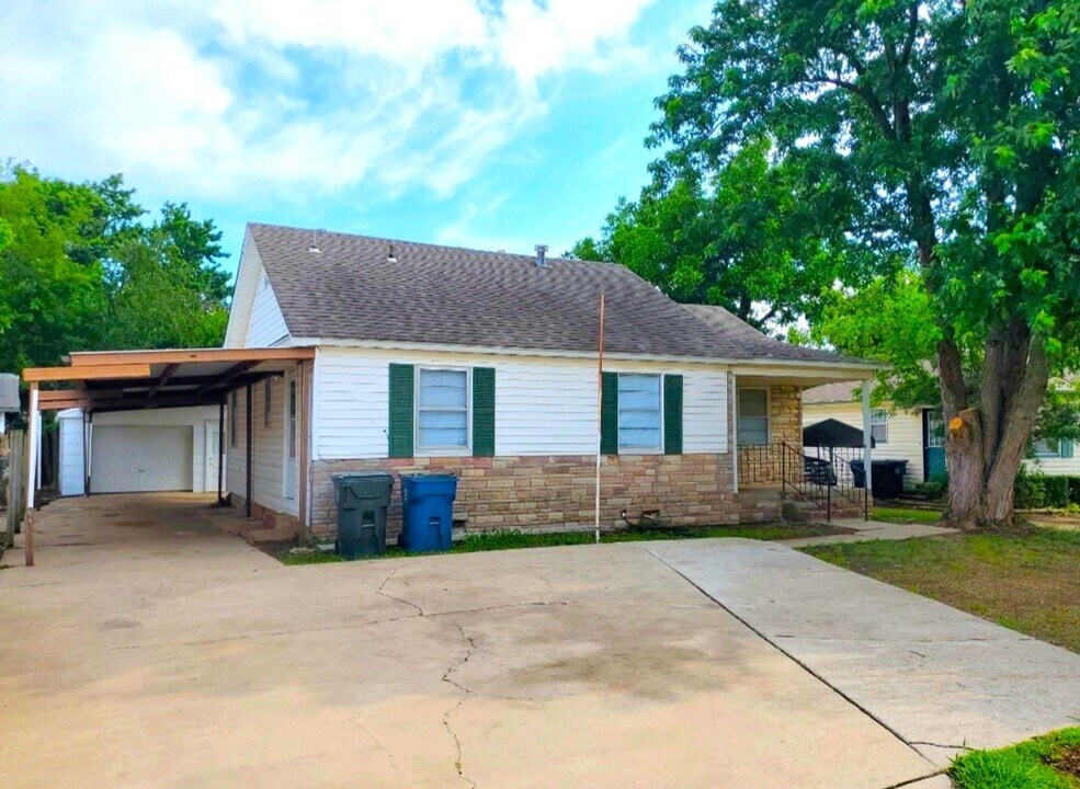 204 W Mimosa Dr in Midwest City, OK - Building Photo