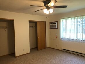 Deerfield Townhomes in Janesville, WI - Foto de edificio - Building Photo