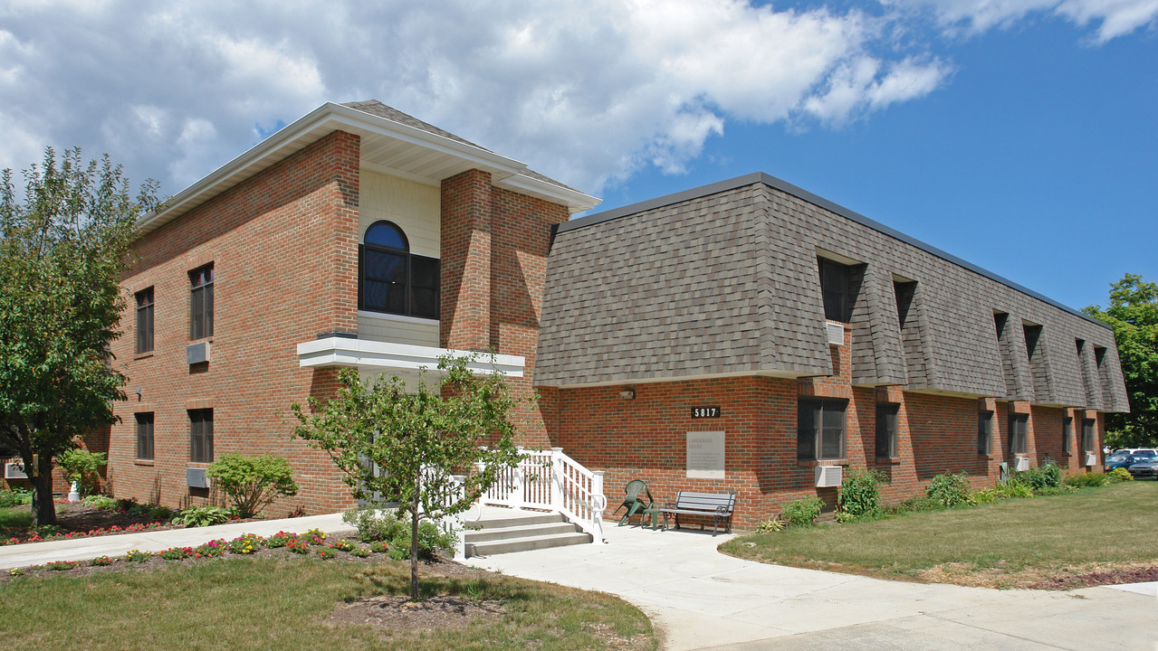 Lincoln Manor in Racine, WI - Building Photo