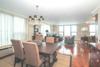 1550 N Lake Shore Dr, Unit 13G in Chicago, IL - Building Photo - Building Photo
