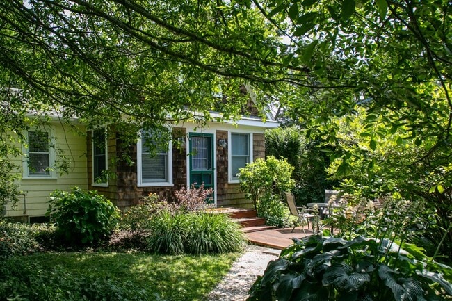 25 Warren Ave in Middletown, RI - Foto de edificio - Building Photo