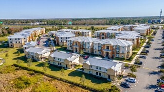 Vista Pines in Orlando, FL - Building Photo
