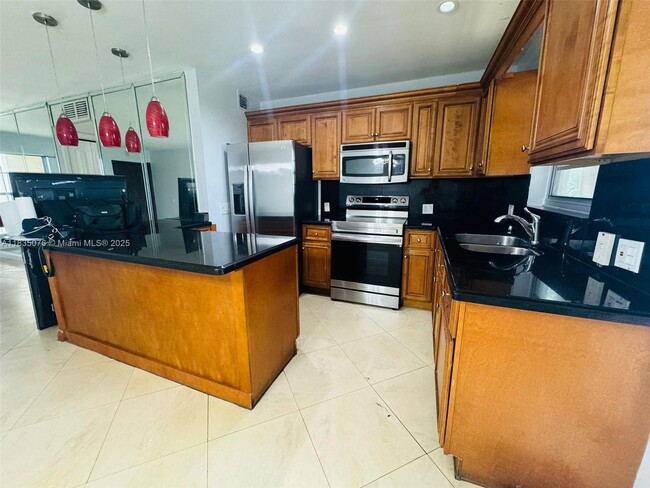 10850 W Flagler St in Miami, FL - Building Photo - Building Photo