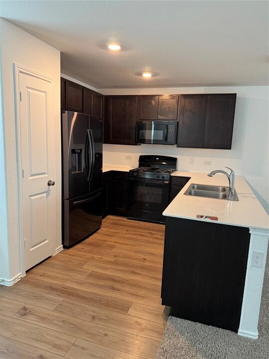 404 Halfmoon Dr in Lockhart, TX - Building Photo