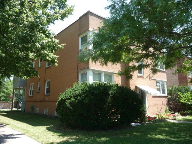 property at 6557 N California Ave