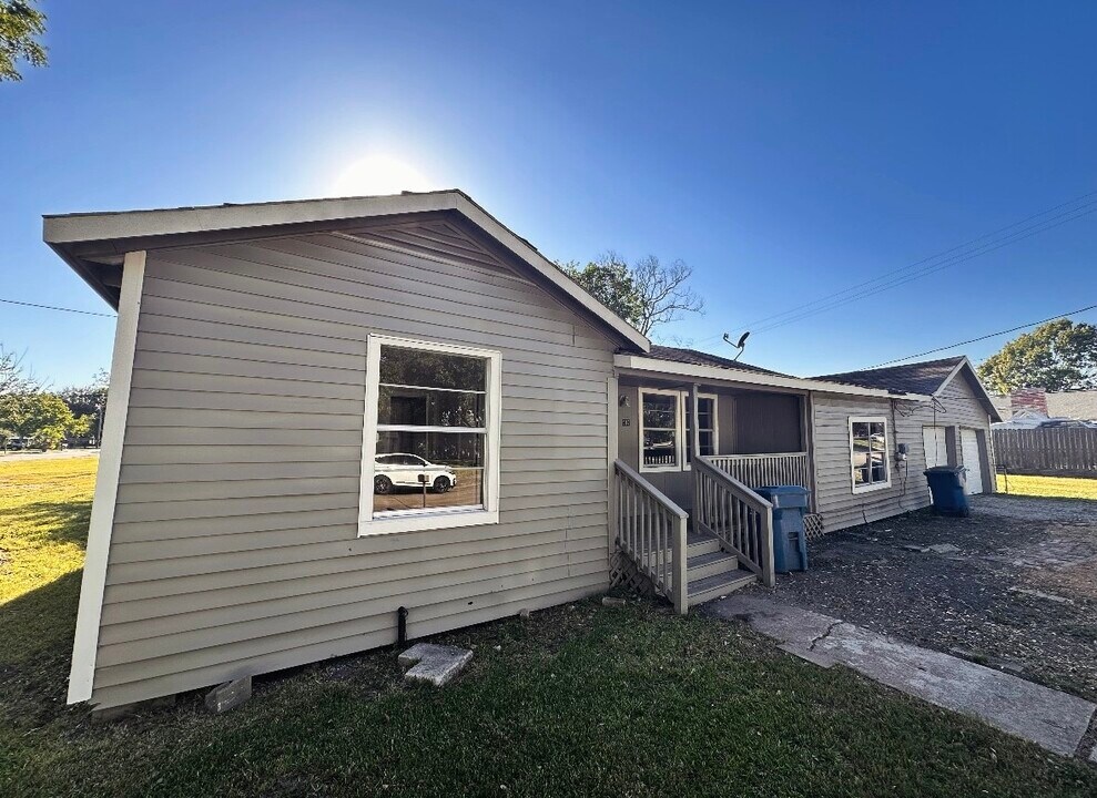 507 N Houston in Webster, TX - Building Photo