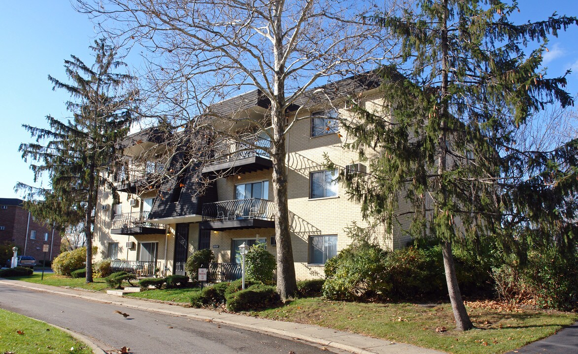 10S472 Echo Ln in Willowbrook, IL - Foto de edificio