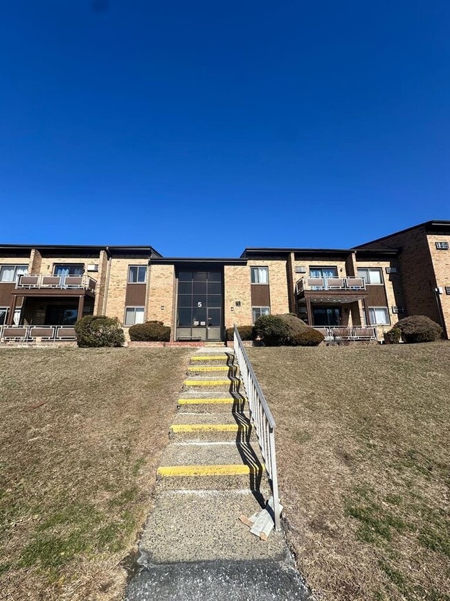 5 Charles Ln in Pomona, NY - Building Photo - Building Photo