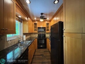 4552 Poinciana St-Unit -2 in Lauderdale-by-the-Sea, FL - Building Photo - Building Photo