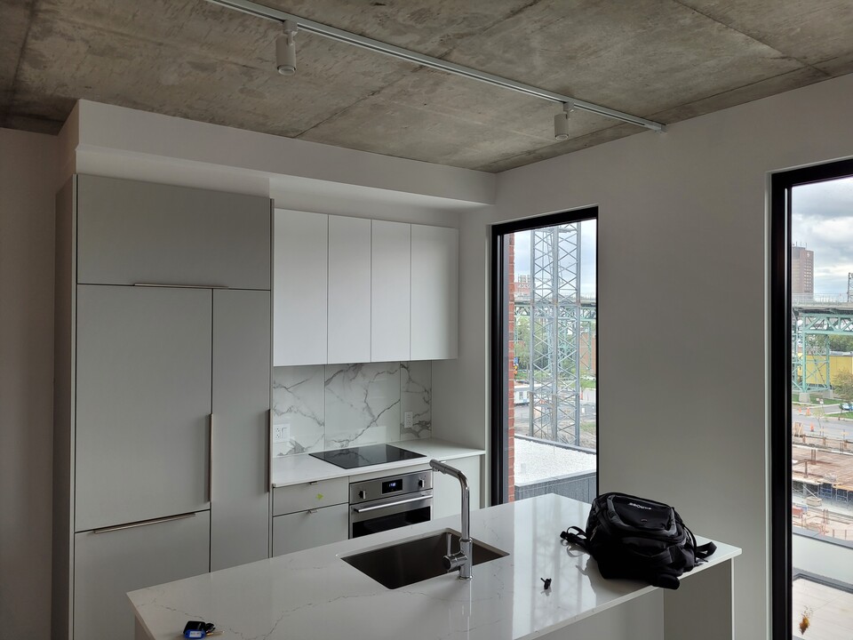 2180 Sainte-Catherine Rue O in Montréal, QC - Building Photo