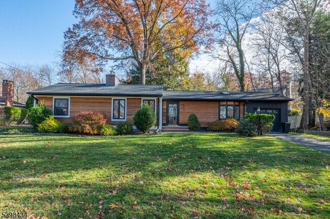 property at 7 Oak Tree Ln