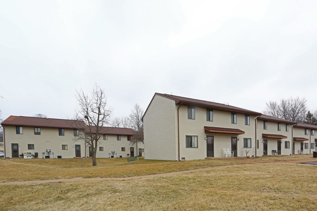 Township Village Apartments in East Alton, IL - Foto de edificio - Building Photo