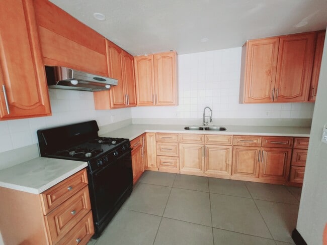 2162 W Brownwood Ave, Unit 3