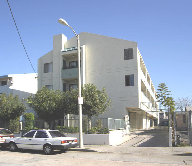 646 N Madison Ave in Los Angeles, CA - Foto de edificio - Building Photo