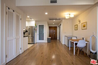 105 S Mariposa Ave in Los Angeles, CA - Building Photo - Building Photo