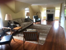 5 Woods Edge Rd, Unit Woods Edge - AtticApartment in Medford, MA - Building Photo