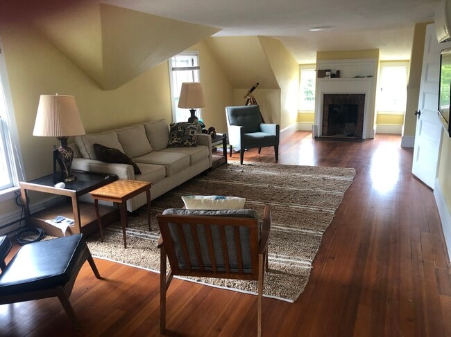 5 Woods Edge Rd, Unit Woods Edge - AtticApartment