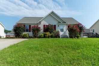 208 Manning Way in Elon, NC - Foto de edificio - Building Photo