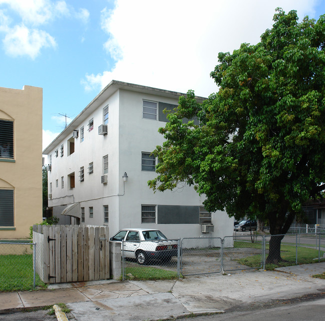 611 SW 21st Ave in Miami, FL - Building Photo - Building Photo