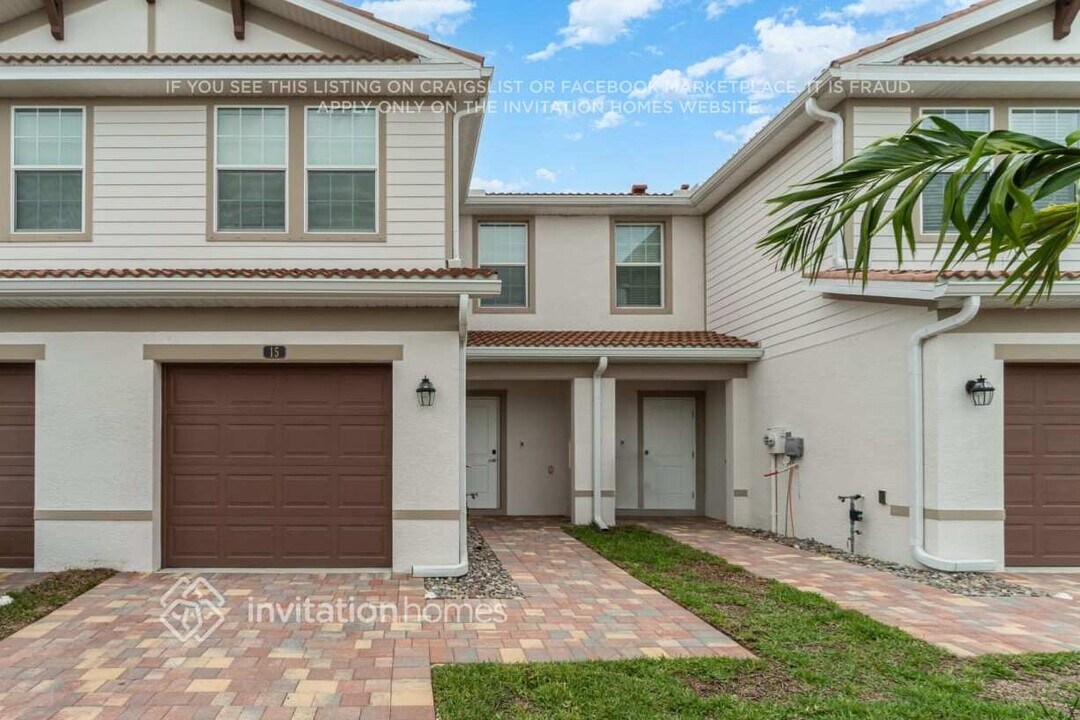 7169 Greenwood Park Cir in Ft. Myers, FL - Foto de edificio