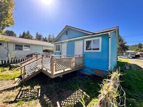 1076 S 8th St in Coos Bay, OR - Building Photo - Building Photo