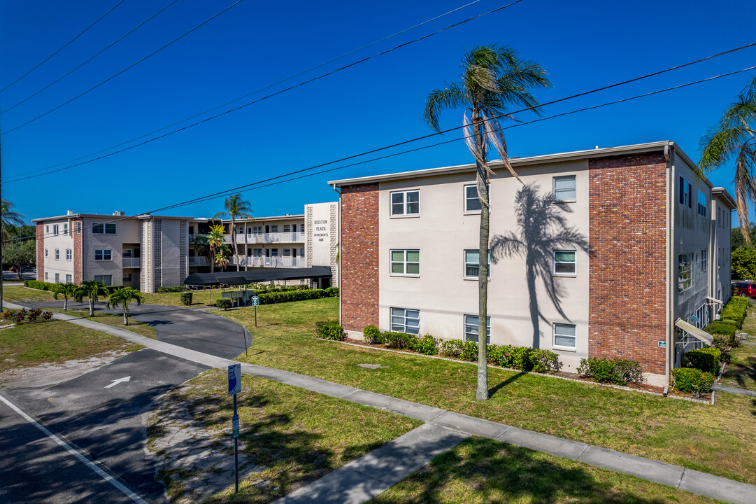 Disston Plaza in St. Petersburg, FL - Building Photo