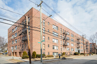 Village Of Mineola in Mineola, NY - Foto de edificio - Building Photo