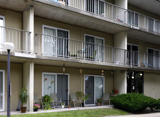 Sauter Place Apartments in Cuyahoga Falls, OH - Building Photo - Building Photo