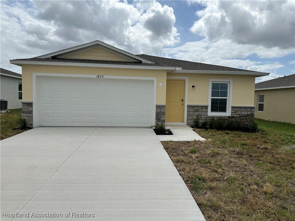 1825 Grand Ridge St in Sebring, FL - Building Photo