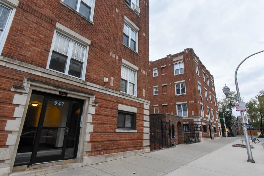 952 W Cornelia Ave in Chicago, IL - Building Photo