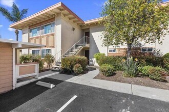 6880 Hyde Park Dr in San Diego, CA - Building Photo - Building Photo