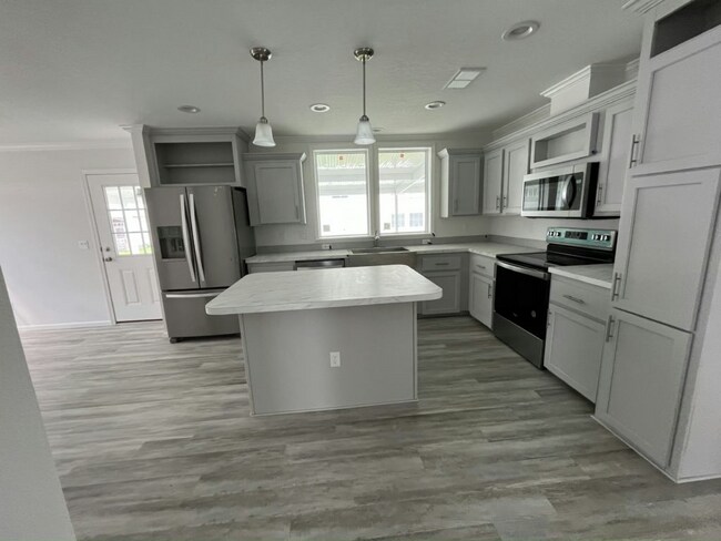 735 Pirates Rest Rd in North Fort Myers, FL - Building Photo - Building Photo