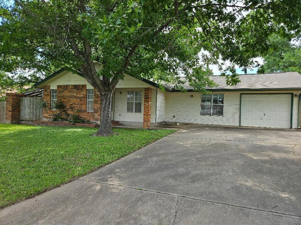 102 Stubblefield Dr in Elgin, TX - Building Photo