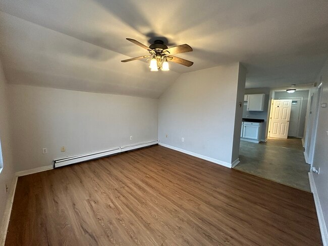 4 Carlstad St, Unit 2 in Worcester, MA - Foto de edificio - Building Photo