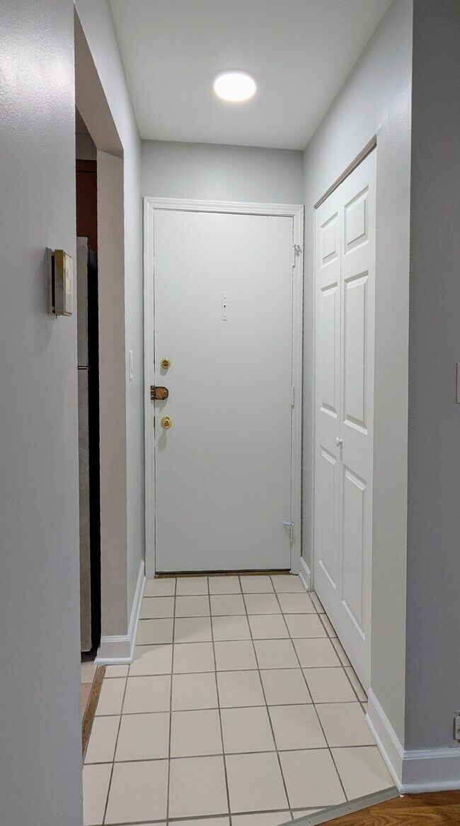 9S025 Lake Dr, Unit 10-204 in Willowbrook, IL - Building Photo - Building Photo