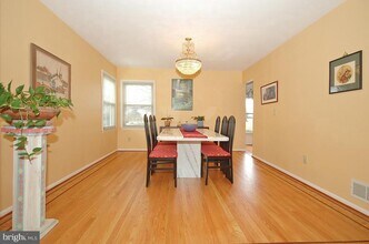 7 Robert Dr in West Windsor Township, NJ - Foto de edificio - Building Photo