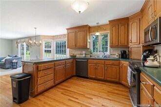 14 Mayflower Ln in Shelton, CT - Foto de edificio - Building Photo