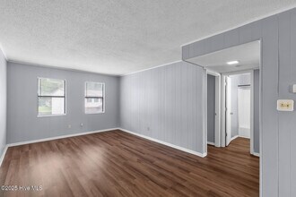 107 Ravenwood Dr in Jacksonville, NC - Building Photo - Building Photo