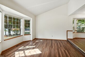 13014 NE 101st Pl in Kirkland, WA - Building Photo - Building Photo
