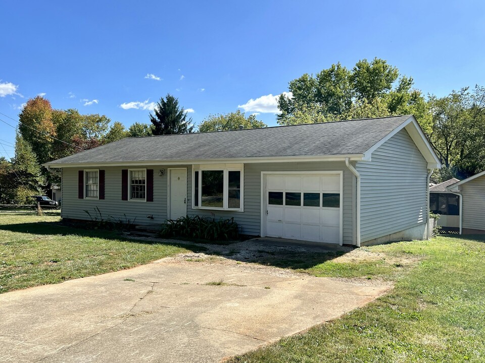 11 Fieldcrest Rd in Arden, NC - Building Photo