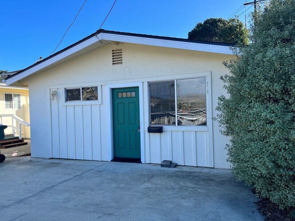 2027 Bayview Ave in Morro Bay, CA - Building Photo