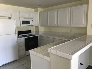 10730 Amber Ridge Dr in Las Vegas, NV - Building Photo - Building Photo